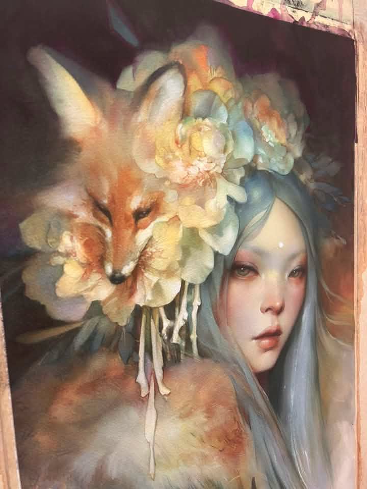 Dettaglio in studio di Kitsune Kinko con la volpe fulva raccolta tra fiori color crema, pesca e azzurro pallido accanto alla figura.