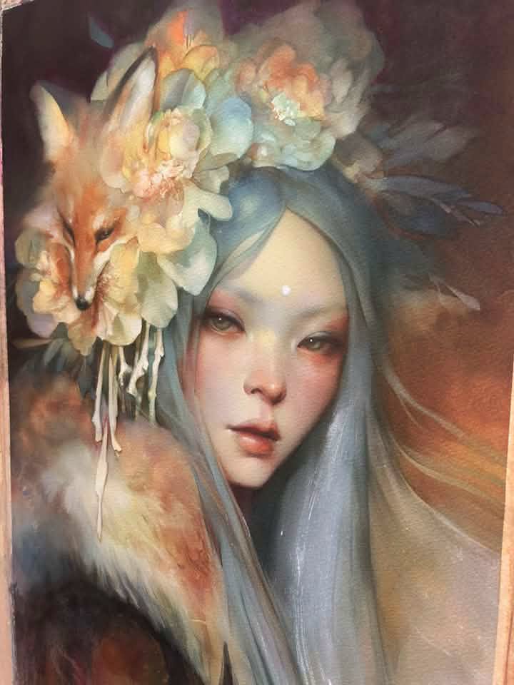 Dettaglio in studio di Kitsune Kinko con il volto della figura dai capelli d’argento, la volpe, fiori stratificati, piume e una calda luce fulva.