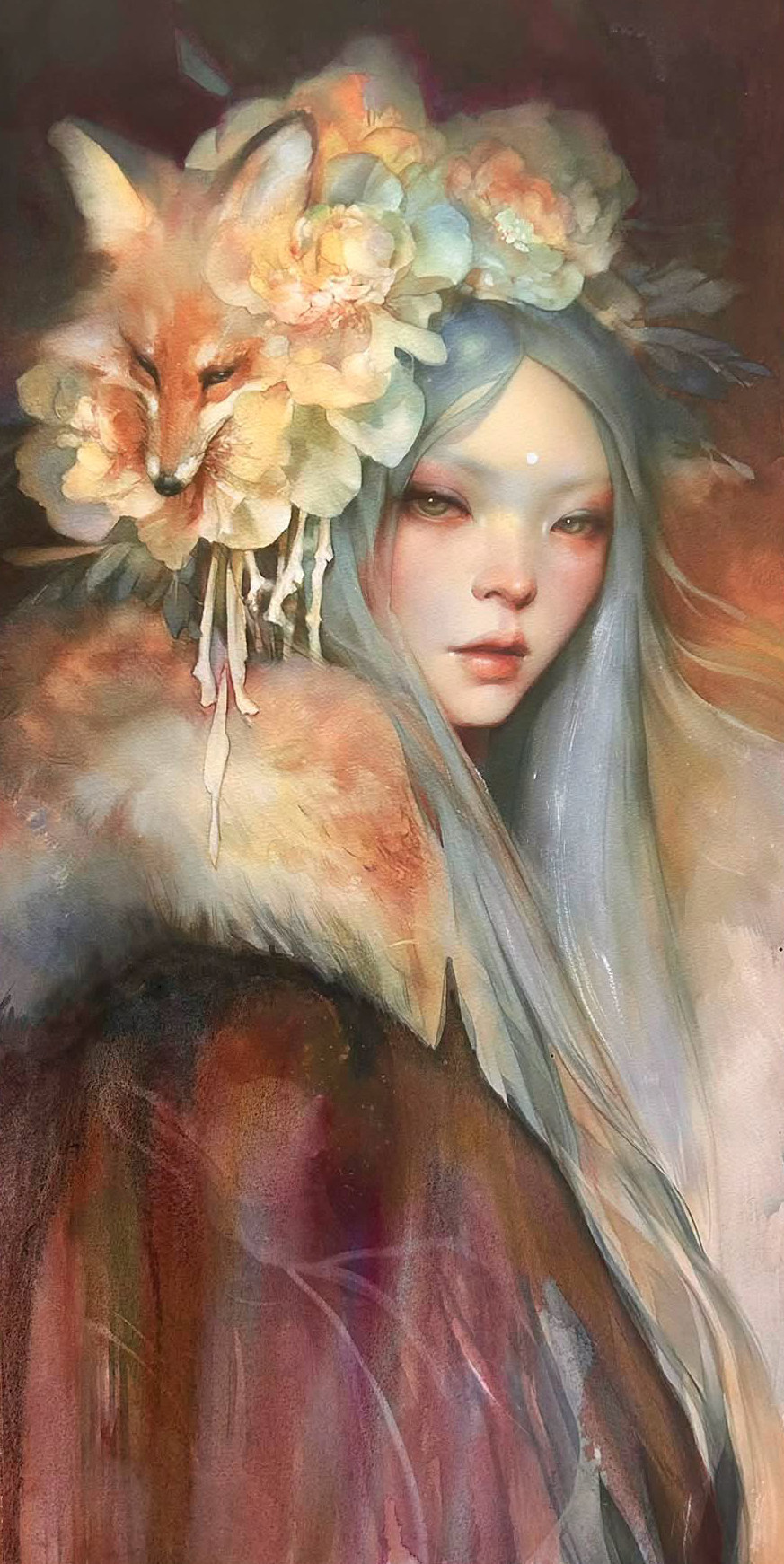 Kitsune Kinko di Pearl Whitecrow: ritratto verticale ad acquerello di una figura femminile dai capelli d’argento accanto a una volpe fulva, circondate da fiori chiari e colori tenui e fluidi.